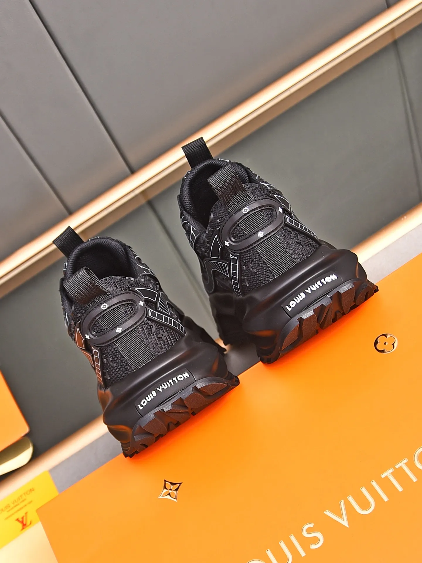 Men's shoes 💰580 📛📛【LOUIS VUITTON】Louis Vuitton 2024 new products👟Milan fashion catwalk style🇰🇾🇰🇾LV family logo, big-name style, a must-have for fashionistas⚠️Imported mesh with high-tech glue technology➕Cow leather➕Breathable mesh lining➕Genuine leather feet➕Special foam outsole👞Number 38-44 (45 46 custom-made)